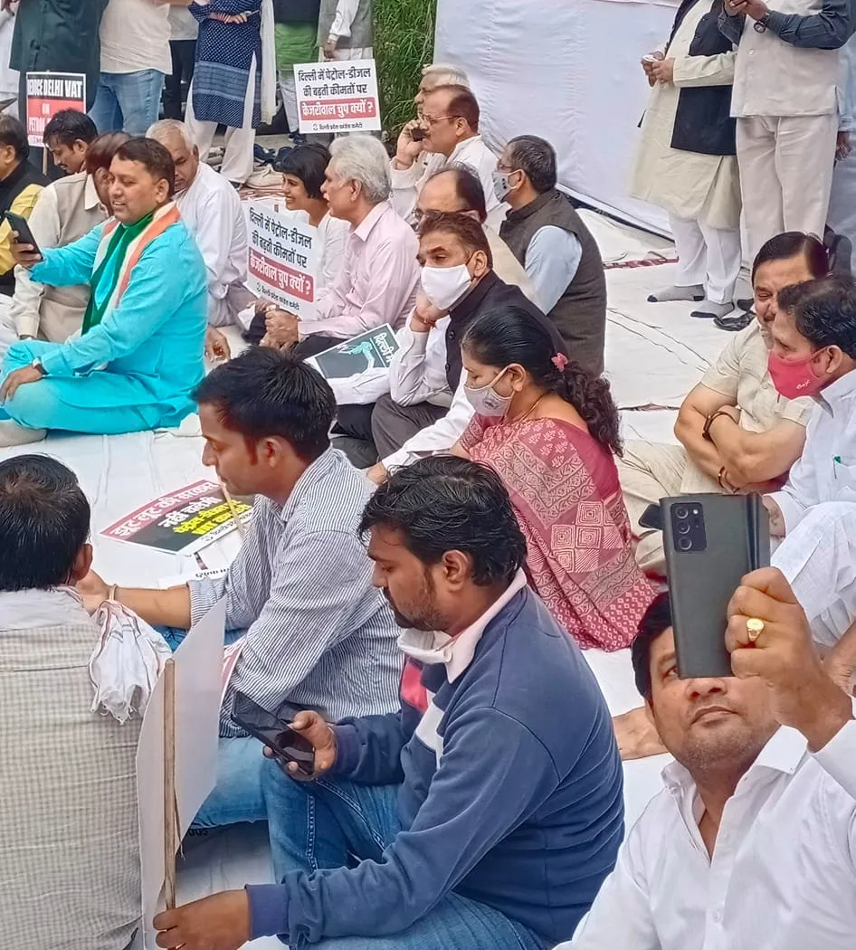 पेट्रोल-डीज़ल पर वैट को लेकर विरोध प्रदर्शन — तस्वीर 1 में से 6
