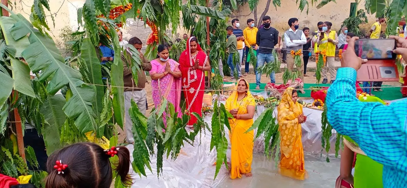 वार्ड के घाटों पर छठ पर्व की धूमधाम से पूजा — तस्वीर 5 में से 24