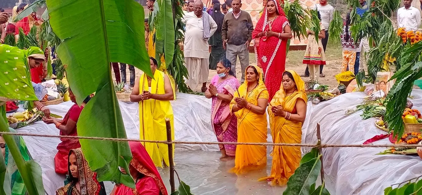 वार्ड के घाटों पर छठ पर्व की धूमधाम से पूजा — तस्वीर 6 में से 24