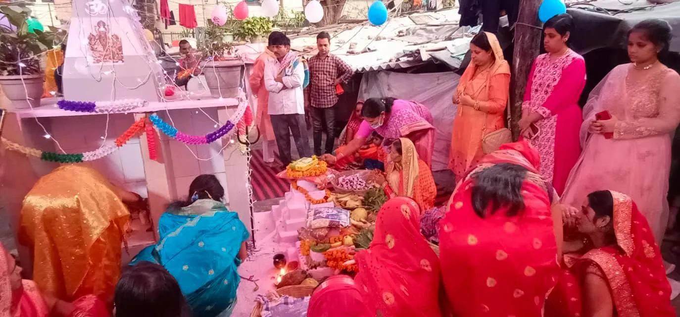 वार्ड के घाटों पर छठ पर्व की धूमधाम से पूजा — तस्वीर 9 में से 24
