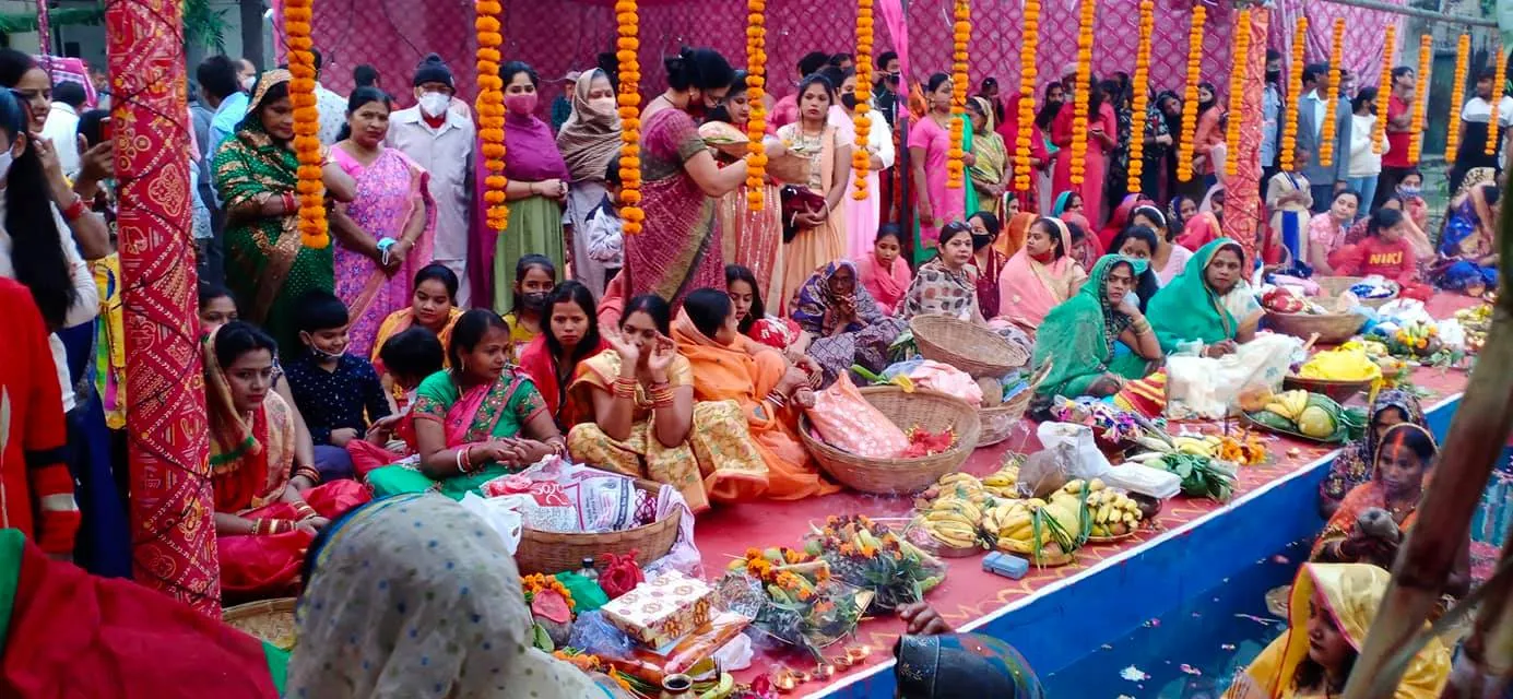 वार्ड के घाटों पर छठ पर्व की धूमधाम से पूजा — तस्वीर 11 में से 24