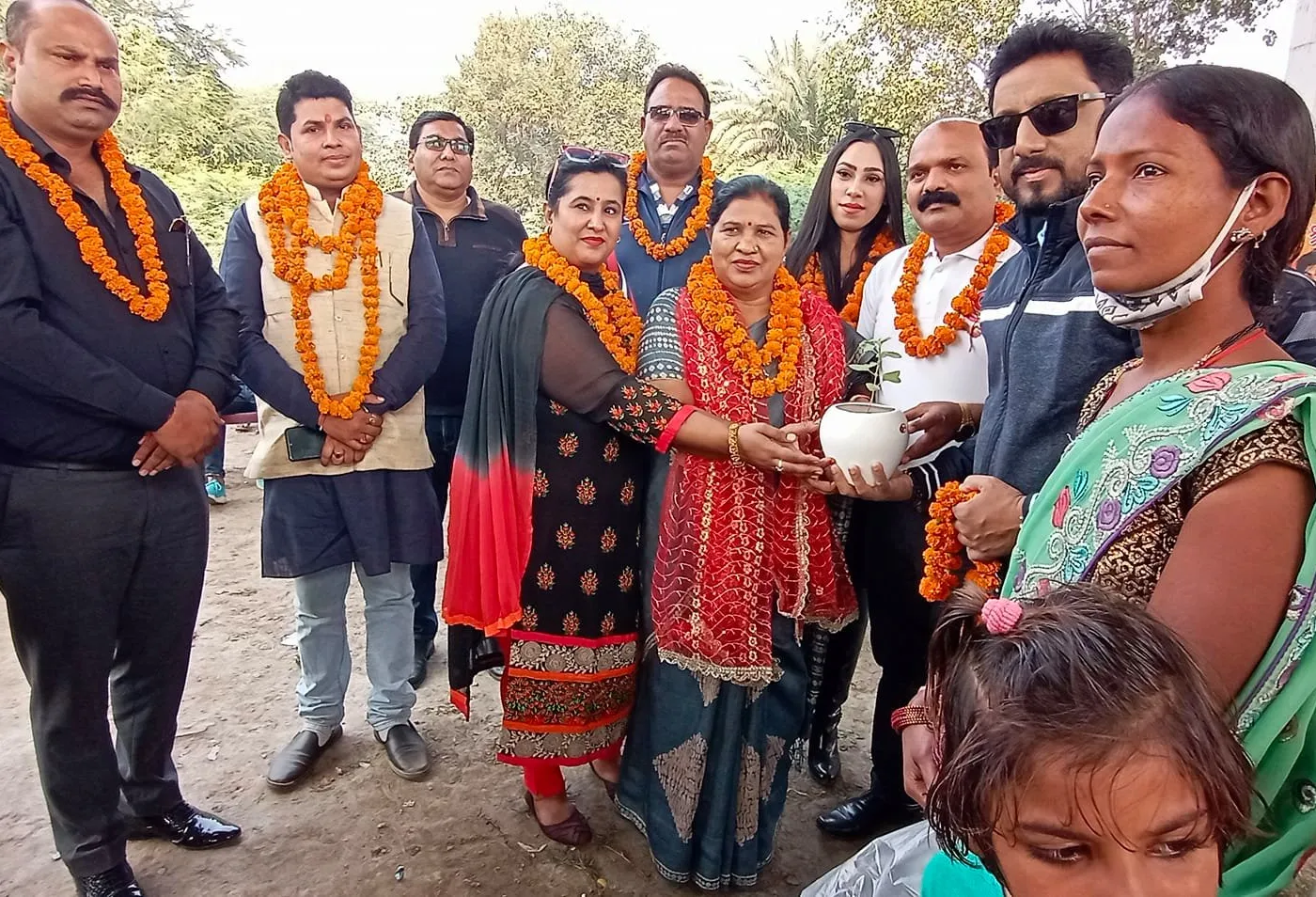 बाल दिवस पर बच्चों को पुस्तकें व फल वितरित — तस्वीर 1 में से 12