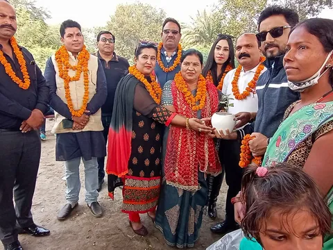 बाल दिवस पर बच्चों को पुस्तकें व फल वितरित