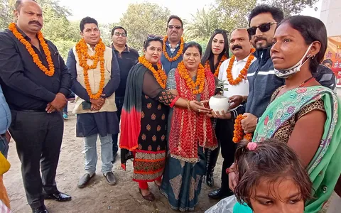 बाल दिवस पर बच्चों को पुस्तकें व फल वितरित