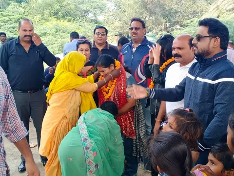 बाल दिवस पर बच्चों को पुस्तकें व फल वितरित — 2