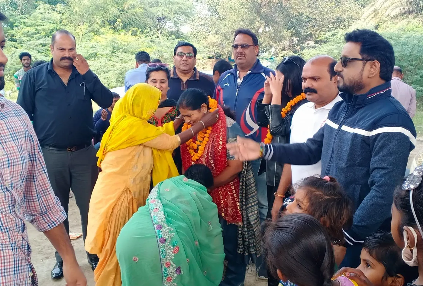 बाल दिवस पर बच्चों को पुस्तकें व फल वितरित — तस्वीर 2 में से 12