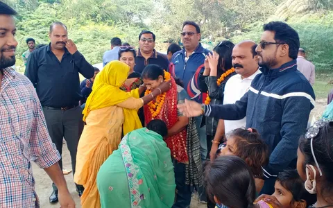 बाल दिवस पर बच्चों को पुस्तकें व फल वितरित