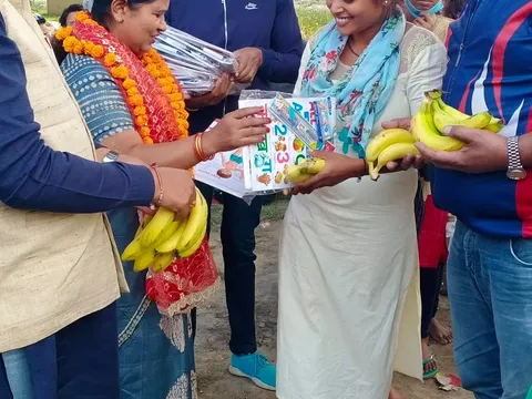 बाल दिवस पर बच्चों को पुस्तकें व फल वितरित — 3