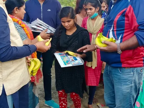 बाल दिवस पर बच्चों को पुस्तकें व फल वितरित — 4