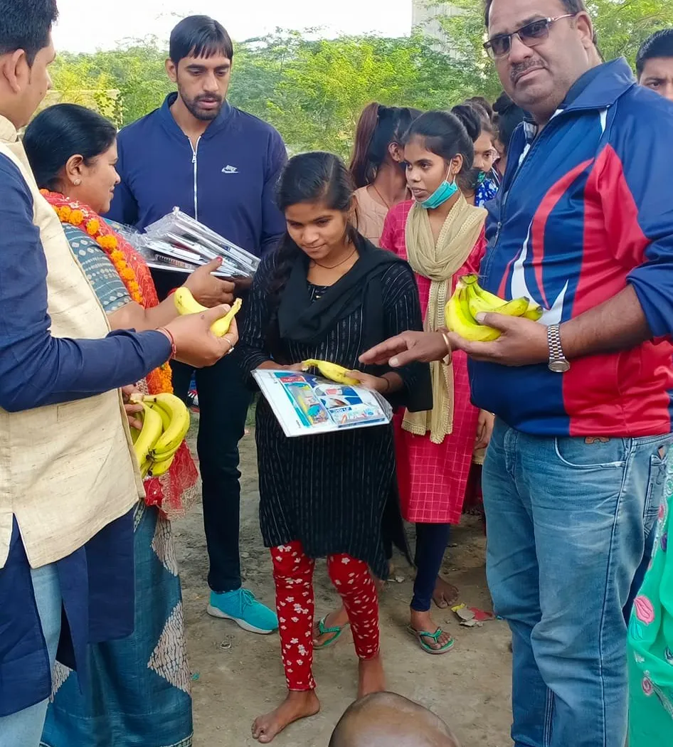 बाल दिवस पर बच्चों को पुस्तकें व फल वितरित — तस्वीर 4 में से 12
