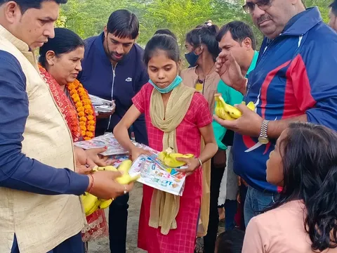 बाल दिवस पर बच्चों को पुस्तकें व फल वितरित — 5