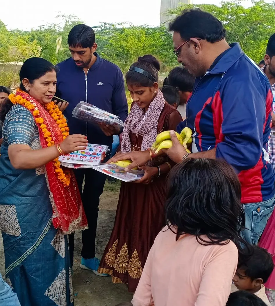 बाल दिवस पर बच्चों को पुस्तकें व फल वितरित — तस्वीर 6 में से 12