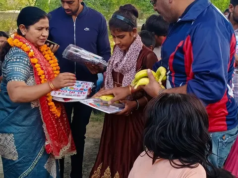 बाल दिवस पर बच्चों को पुस्तकें व फल वितरित — 6