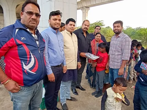 बाल दिवस पर बच्चों को पुस्तकें व फल वितरित — 7