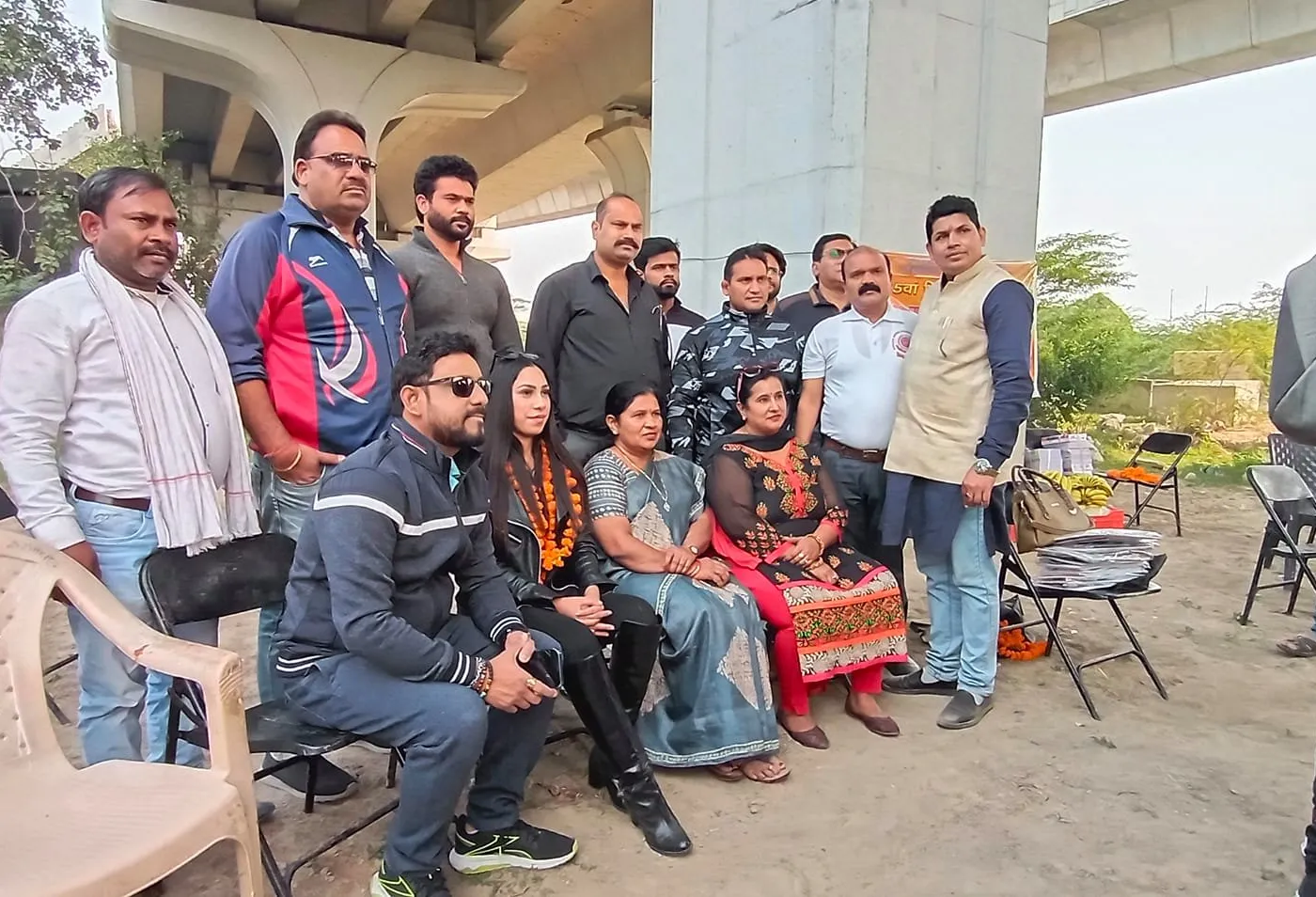 बाल दिवस पर बच्चों को पुस्तकें व फल वितरित — तस्वीर 8 में से 12
