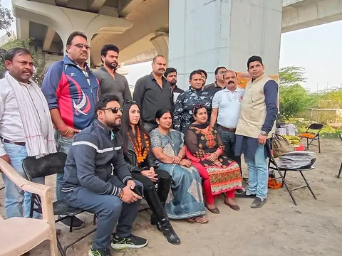बाल दिवस पर बच्चों को पुस्तकें व फल वितरित — 8