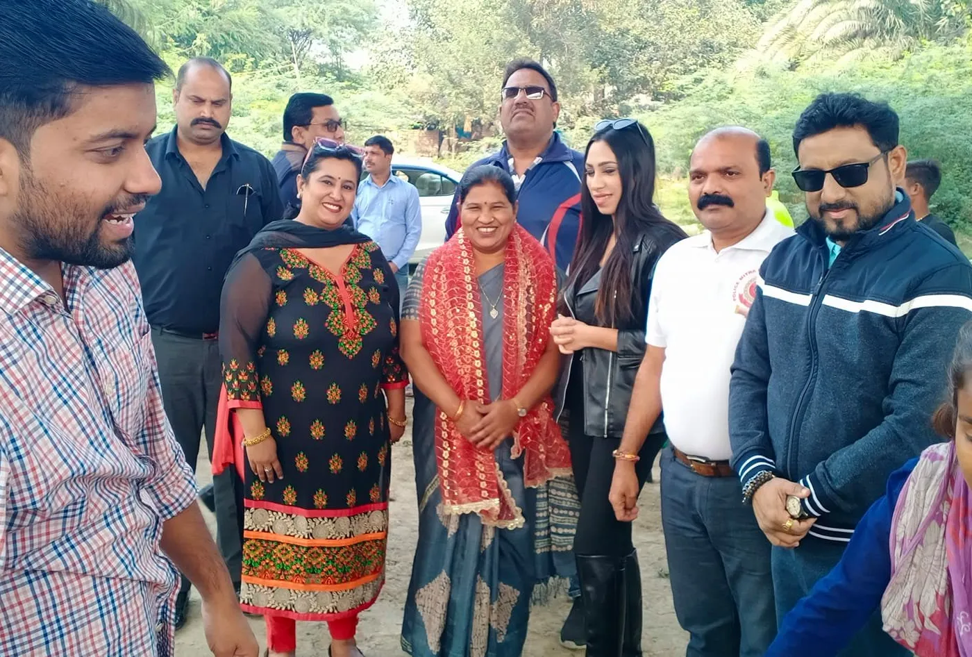 बाल दिवस पर बच्चों को पुस्तकें व फल वितरित — तस्वीर 9 में से 12
