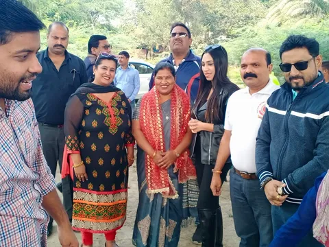 बाल दिवस पर बच्चों को पुस्तकें व फल वितरित — 9