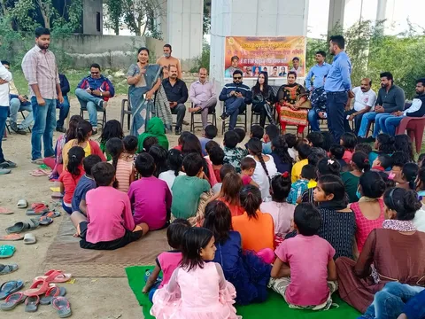 बाल दिवस पर बच्चों को पुस्तकें व फल वितरित — 10