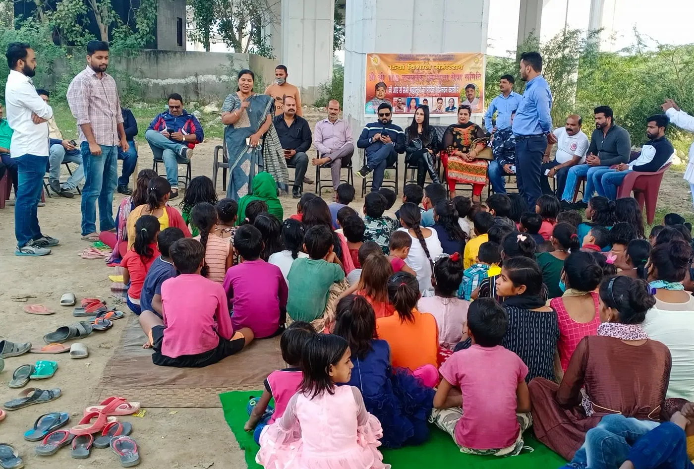 बाल दिवस पर बच्चों को पुस्तकें व फल वितरित — तस्वीर 10 में से 12