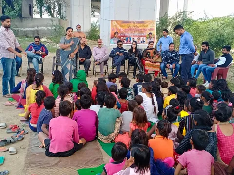 बाल दिवस पर बच्चों को पुस्तकें व फल वितरित — 11