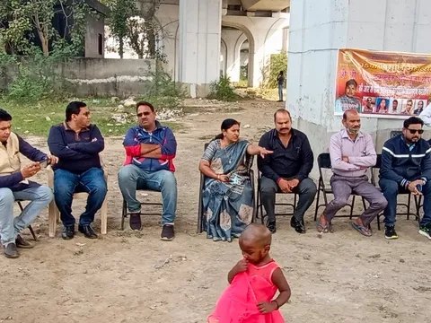 बाल दिवस पर बच्चों को पुस्तकें व फल वितरित — 12