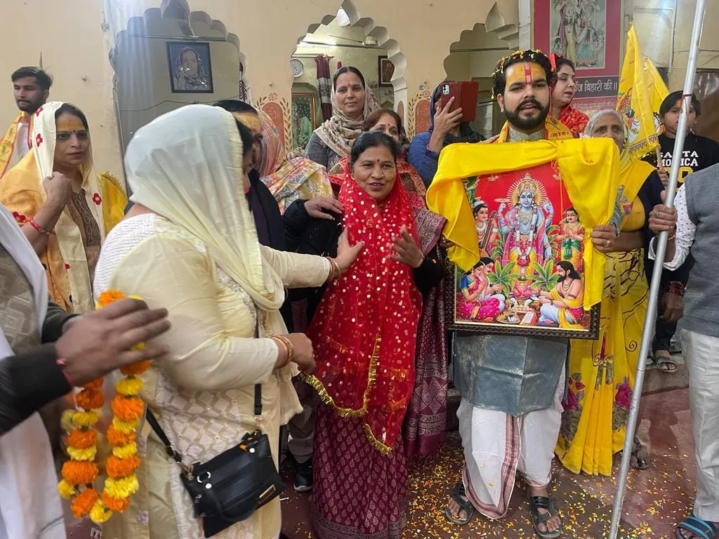 अंगूरी मंदिर, किलोकरी से कार्तिक नाहन शोभा यात्रा — तस्वीर 11 में से 30