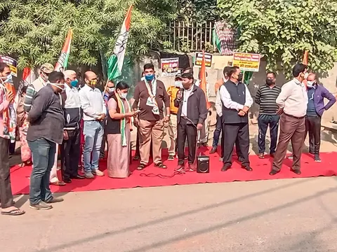 अवैध शराब ठेकों को लेकर विरोध प्रदर्शन