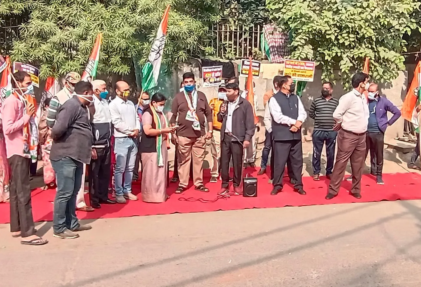 अवैध शराब ठेकों को लेकर विरोध प्रदर्शन — तस्वीर 1 में से 15