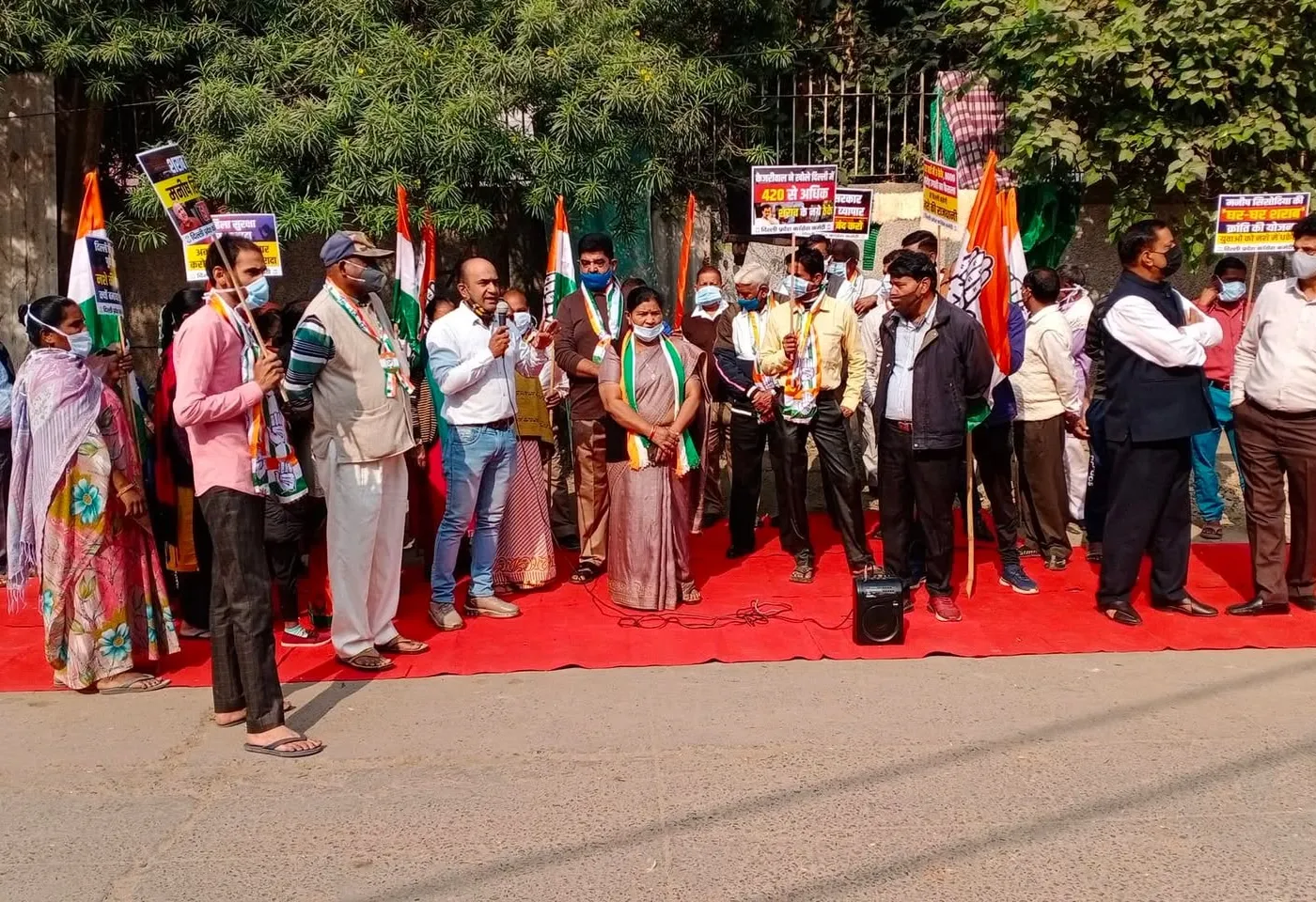अवैध शराब ठेकों को लेकर विरोध प्रदर्शन — तस्वीर 2 में से 15
