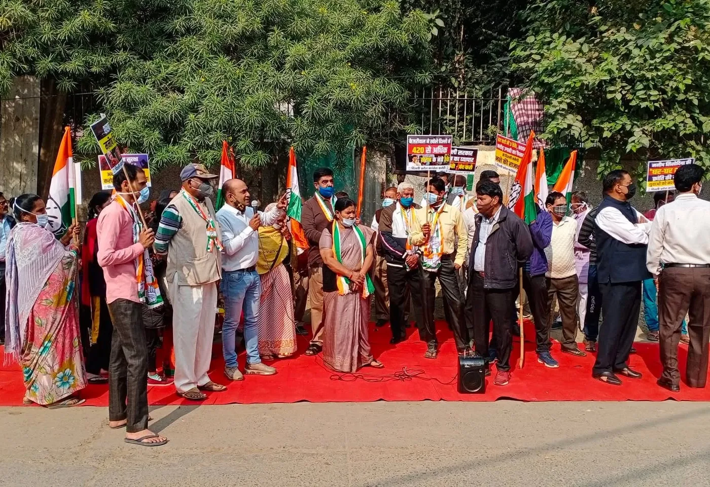 अवैध शराब ठेकों को लेकर विरोध प्रदर्शन — तस्वीर 3 में से 15