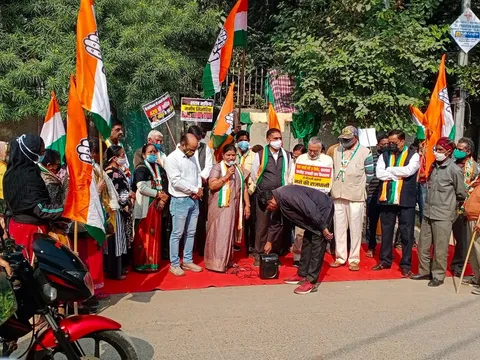 अवैध शराब ठेकों को लेकर विरोध प्रदर्शन — 10