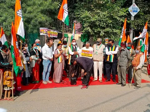 अवैध शराब ठेकों को लेकर विरोध प्रदर्शन — 11
