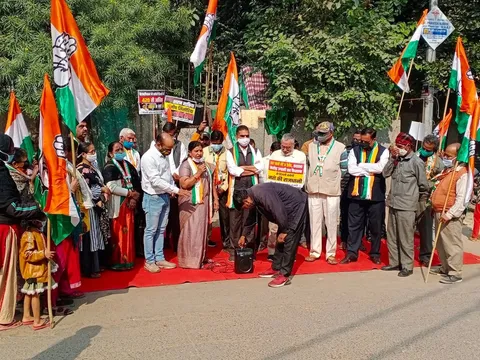 अवैध शराब ठेकों को लेकर विरोध प्रदर्शन — 12