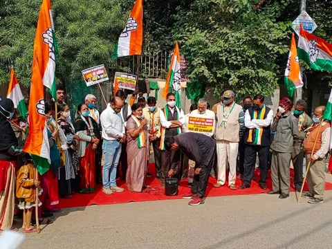 अवैध शराब ठेकों को लेकर विरोध प्रदर्शन — 13