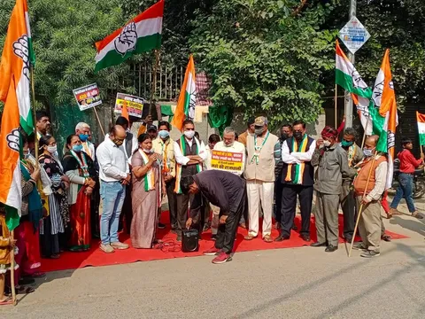 अवैध शराब ठेकों को लेकर विरोध प्रदर्शन — 14