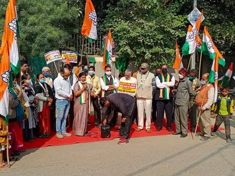 अवैध शराब ठेकों को लेकर विरोध प्रदर्शन — 15