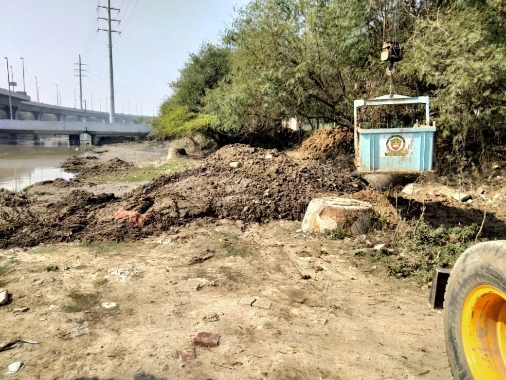 बारापुल्लाह नाले की सफाई का कार्य — तस्वीर 7 में से 8
