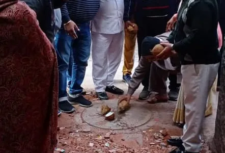 सराय काले खां रेलवे लाइन के पास गली के नवनिर्माण कार्य का उद्घाटन