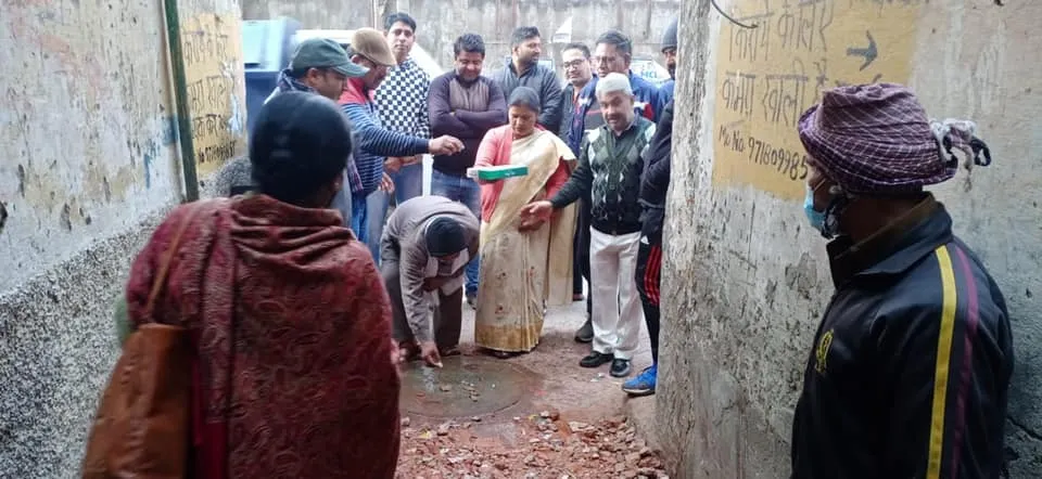 सराय काले खां रेलवे लाइन के पास गली के नवनिर्माण कार्य का उद्घाटन — तस्वीर 10 में से 14