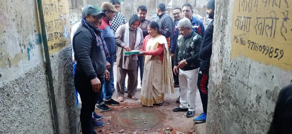 सराय काले खां रेलवे लाइन के पास गली के नवनिर्माण कार्य का उद्घाटन — तस्वीर 14 में से 14