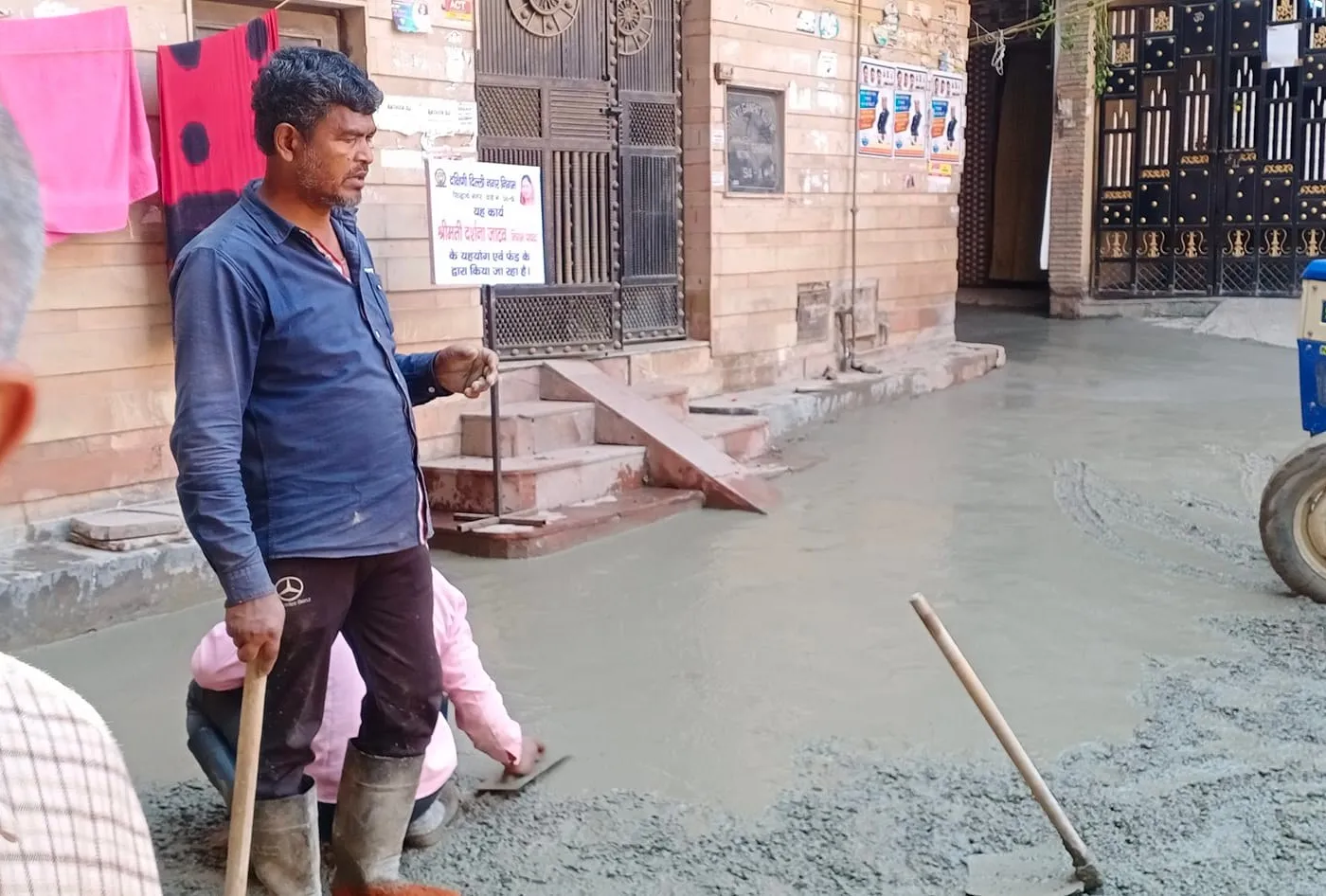 किलोकरी में पंजाबी चौपाल के पास गलियों के नवनिर्माण कार्य का शुभारंभ — तस्वीर 6 में से 11