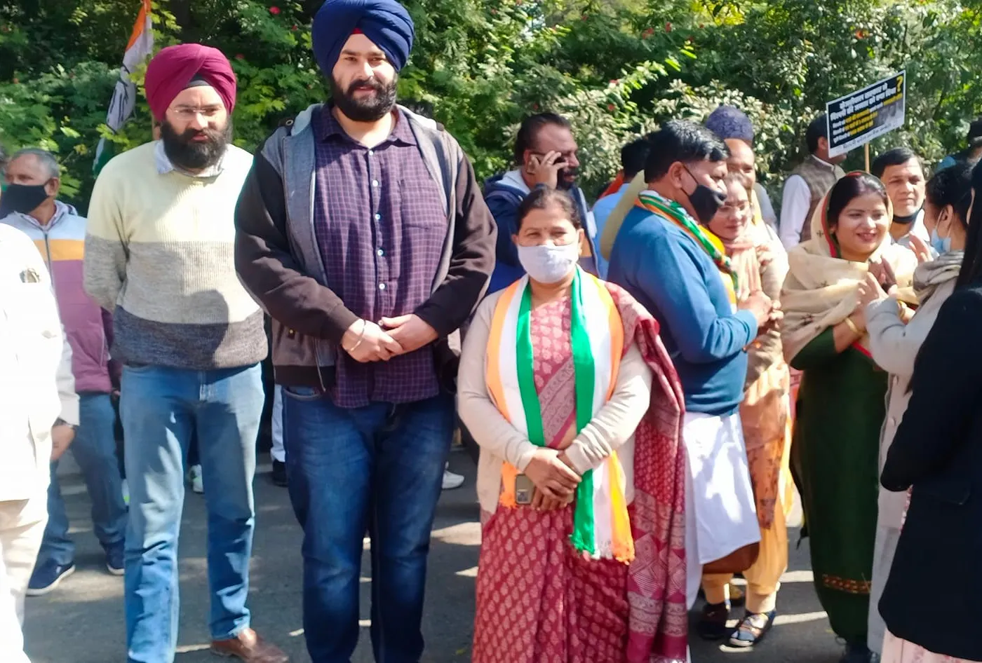मुख्यमंत्री निवास पर शराब नीति के विरोध में प्रदर्शन — तस्वीर 1 में से 8