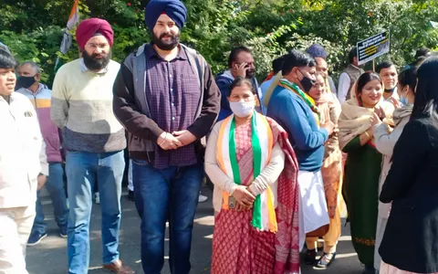 मुख्यमंत्री निवास पर शराब नीति के विरोध में प्रदर्शन