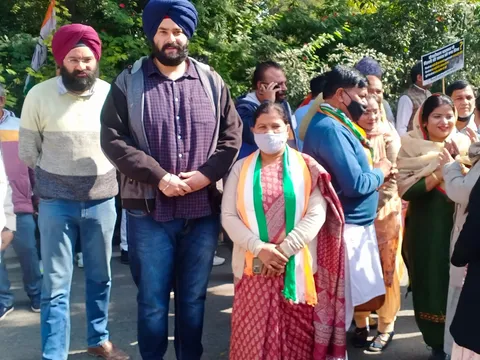 मुख्यमंत्री निवास पर शराब नीति के विरोध में प्रदर्शन