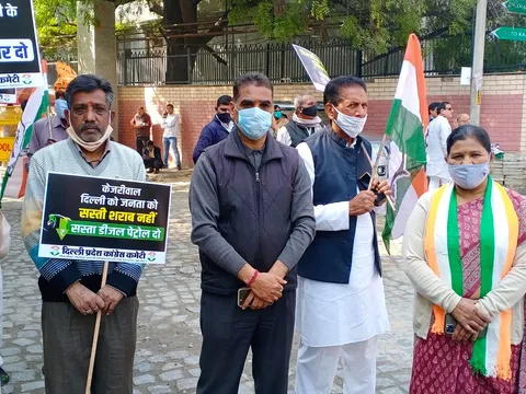मुख्यमंत्री निवास पर शराब नीति के विरोध में प्रदर्शन — 2