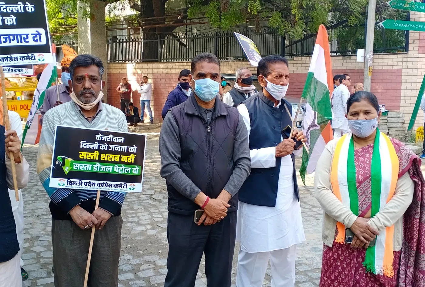 मुख्यमंत्री निवास पर शराब नीति के विरोध में प्रदर्शन — तस्वीर 2 में से 8