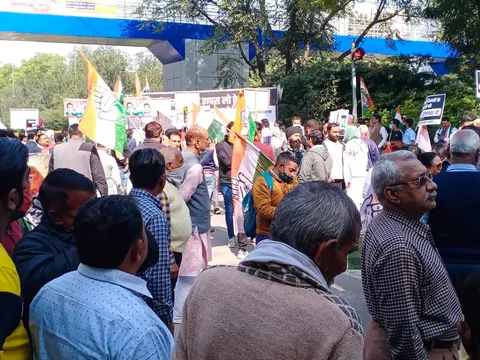 मुख्यमंत्री निवास पर शराब नीति के विरोध में प्रदर्शन — 3