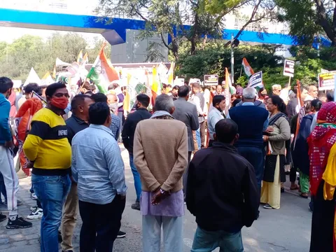 मुख्यमंत्री निवास पर शराब नीति के विरोध में प्रदर्शन — 4