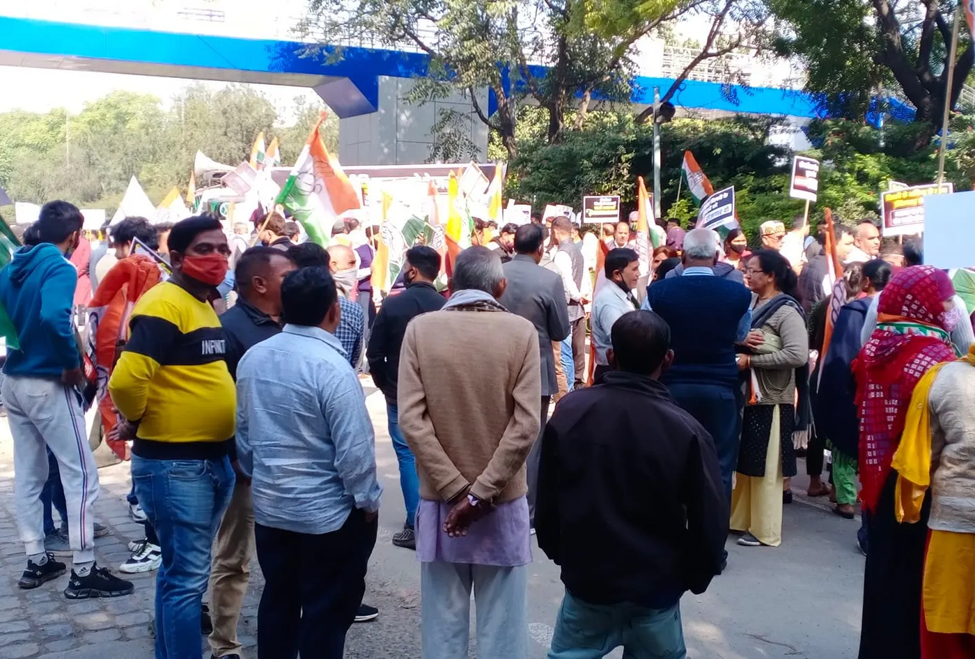 मुख्यमंत्री निवास पर शराब नीति के विरोध में प्रदर्शन — तस्वीर 4 में से 8